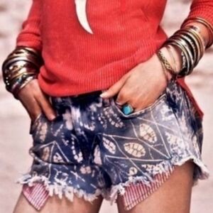 Free People Shibori Red White & Blue Bleached Cutoffs Exposed Striped Pockets 25